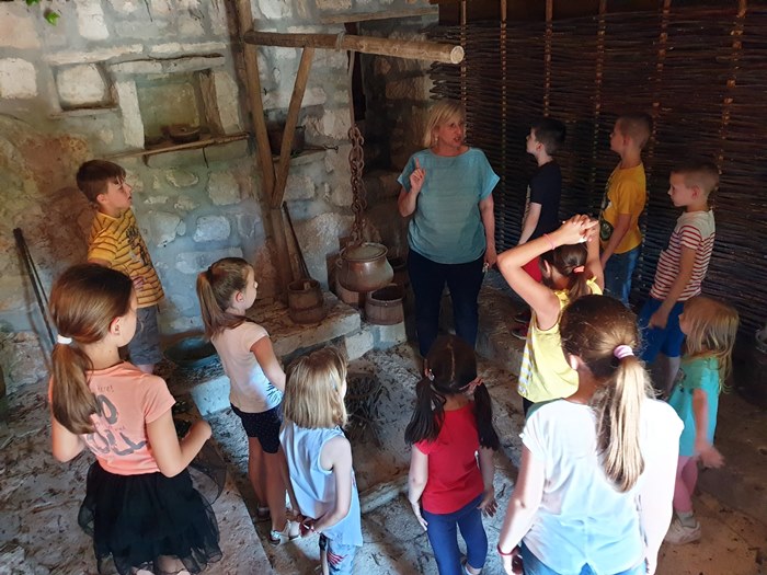 TREBINJE: 12. likovna kolonija okupila 30 učesnika – Selo Cerovac inspiracija za mlade umjetnike TREBINJE: 12. likovna kolonija okupila 30 učesnika – Selo Cerovac inspiracija za mlade umjetnike
