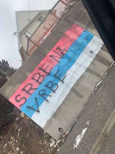 Ustaška parola ispisna preko trobojke kod Žabljaka Ustaška parola ispisna preko trobojke kod Žabljaka