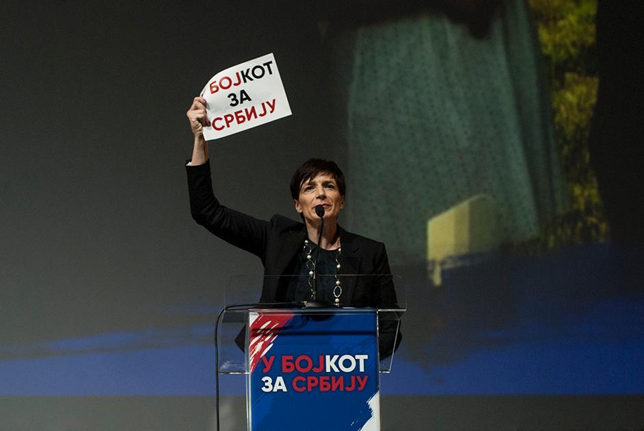 SRBIJA SE PRAZNI BRZINOM SVJETLOSTI Idu glumci, naučnici, ljekari, šoferi… SRBIJA SE PRAZNI BRZINOM SVJETLOSTI Idu glumci, naučnici, ljekari, šoferi…