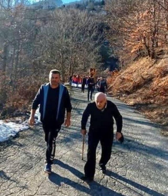 Heroj odbrane svetinja: Djed Gojko Jokić pješačio 10 kilometara od Murine do Velike Heroj odbrane svetinja: Djed Gojko Jokić pješačio 10 kilometara od Murine do Velike