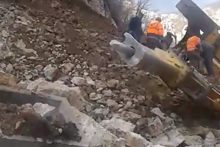 Na magistralnom putu Jajce-Crna rijeka uklanja se odron Na magistralnom putu Jajce-Crna rijeka uklanja se odron