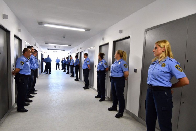 Objelodanjen pravilnik ponašanja u zatvoru u Vojkovićima: Duga kosa i neuredna brada nepoželjni u “Alkatrazu” Objelodanjen pravilnik ponašanja u zatvoru u Vojkovićima: Duga kosa i neuredna brada nepoželjni u “Alkatrazu”