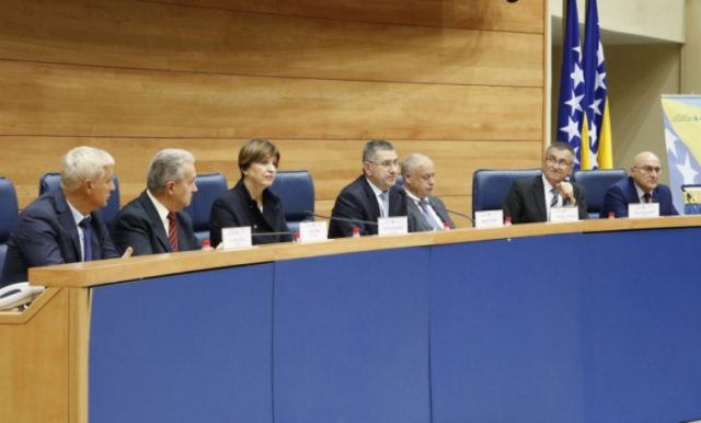 Potvrđeni novi članovi CIK-a, odbijen prijedlog Petrića Potvrđeni novi članovi CIK-a, odbijen prijedlog Petrića