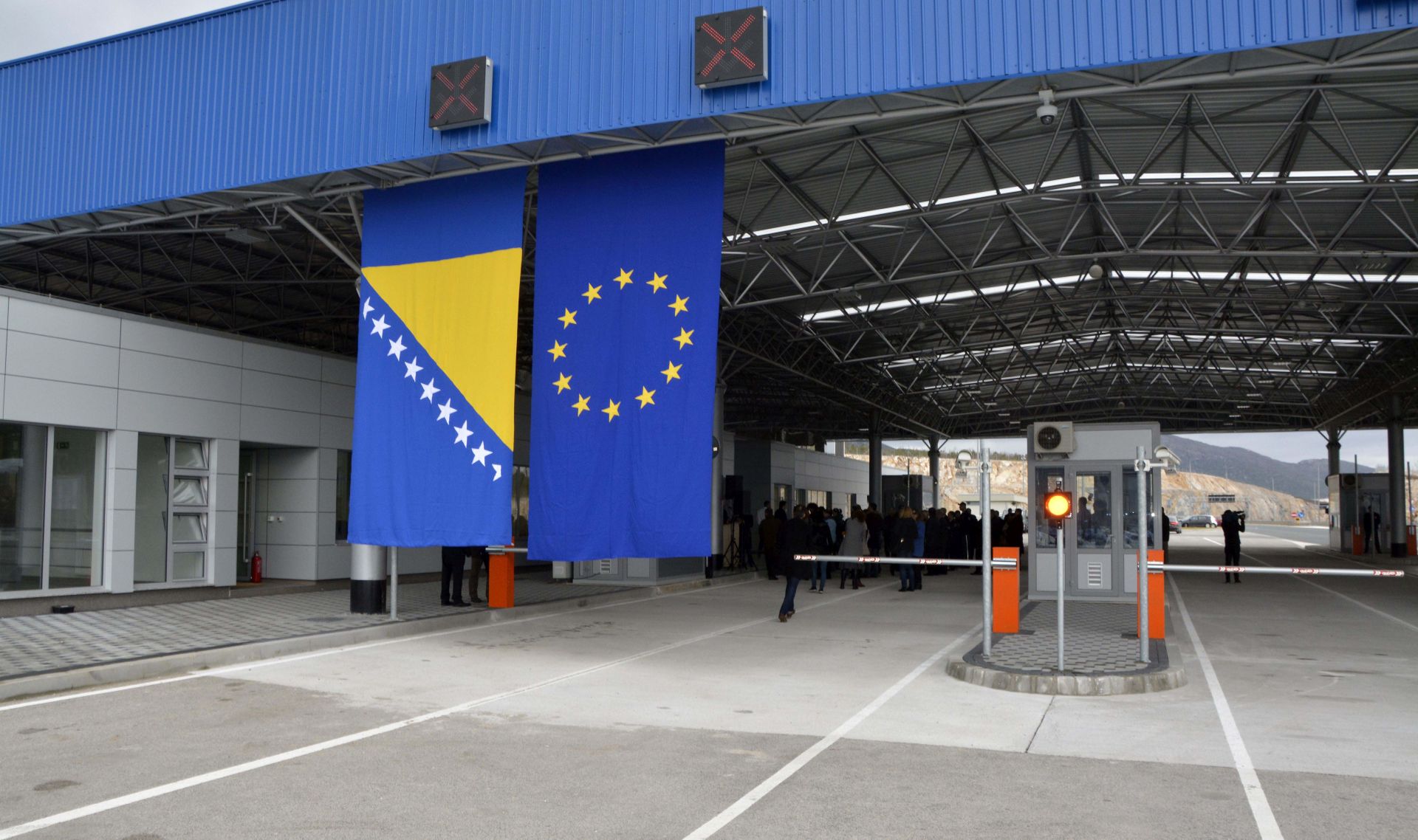 Pripadnik Granične policije uzeo novac i pustio lica sa zaraženog područja u BiH, uhapšen Pripadnik Granične policije uzeo novac i pustio lica sa zaraženog područja u BiH, uhapšen