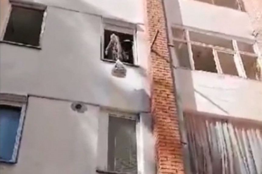 Namirnice dizao konopcem na treći sprat (VIDEO) Namirnice dizao konopcem na treći sprat (VIDEO)