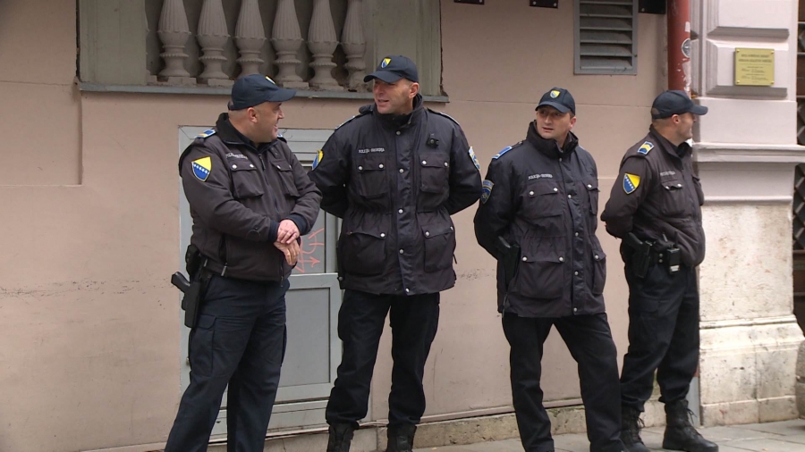 Urgentne mjere u Vogošći: Blokirana cijela zgrada, zabranjen ulaz i izlaz svim osobama osim… Urgentne mjere u Vogošći: Blokirana cijela zgrada, zabranjen ulaz i izlaz svim osobama osim…