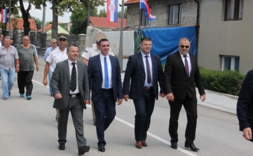 Krizni štab Livanjskog kantona povukao kontroverznu naredbu o zabrani ulaska državljanima BiH Krizni štab Livanjskog kantona povukao kontroverznu naredbu o zabrani ulaska državljanima BiH