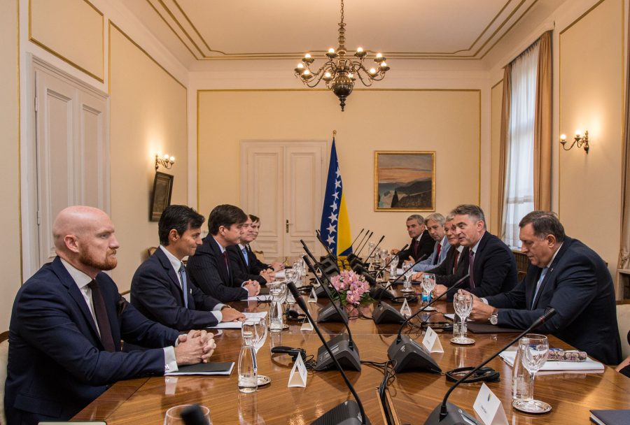 „Pet jahača Kvinte“ Kako je Predsjedništvo BiH postalo slabo na zapadne ambasadore „Pet jahača Kvinte“ Kako je Predsjedništvo BiH postalo slabo na zapadne ambasadore