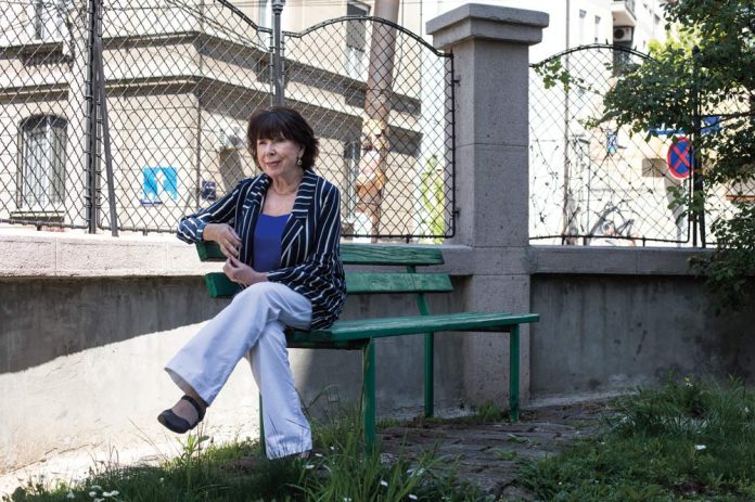 Seka Sablić o životu u doba korone: “Gledajući TV i režimske političare, smučila mi se gluma” Seka Sablić o životu u doba korone: “Gledajući TV i režimske političare, smučila mi se gluma”