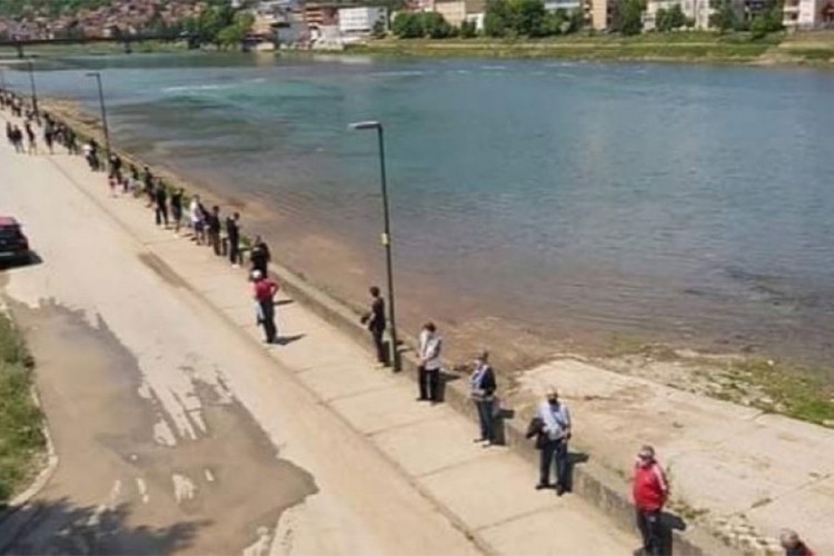 Građani Goražda živim zidom rekli “ne” betonskom zidu na obali Drine Građani Goražda živim zidom rekli “ne” betonskom zidu na obali Drine
