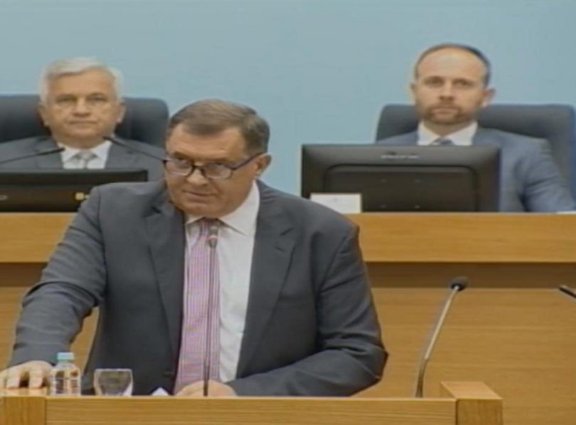 Sramno obraćanje Milorada Dodika na Narodnoj skupštini Republike Srpske (Video) Sramno obraćanje Milorada Dodika na Narodnoj skupštini Republike Srpske (Video)