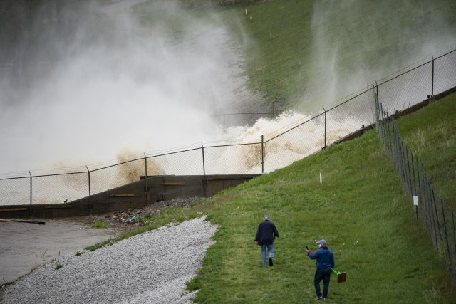 Pukle dve brane u SAD, katastrofalne poplave, evakuisano 10.000 ljudi, jezive prognoze Pukle dve brane u SAD, katastrofalne poplave, evakuisano 10.000 ljudi, jezive prognoze