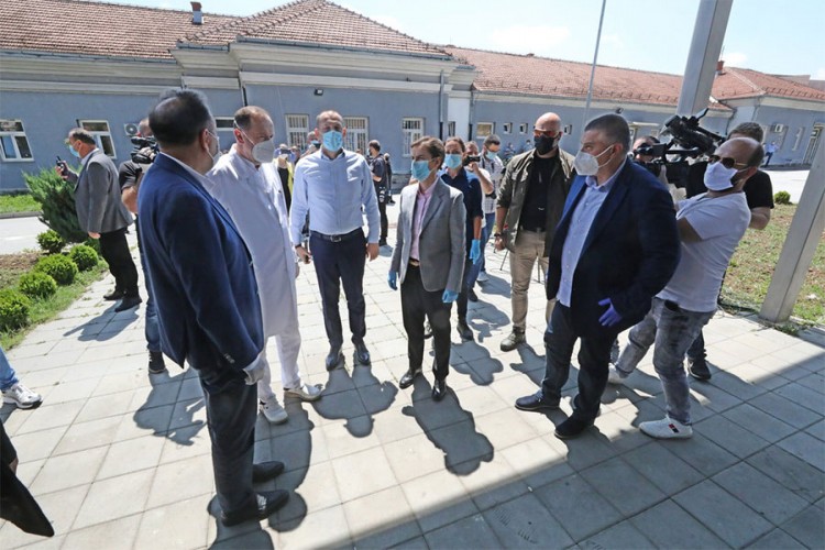 Brnabićeva i Lončar izviždani u Novom Pazaru, ljekari im okrenuli leđa Brnabićeva i Lončar izviždani u Novom Pazaru, ljekari im okrenuli leđa