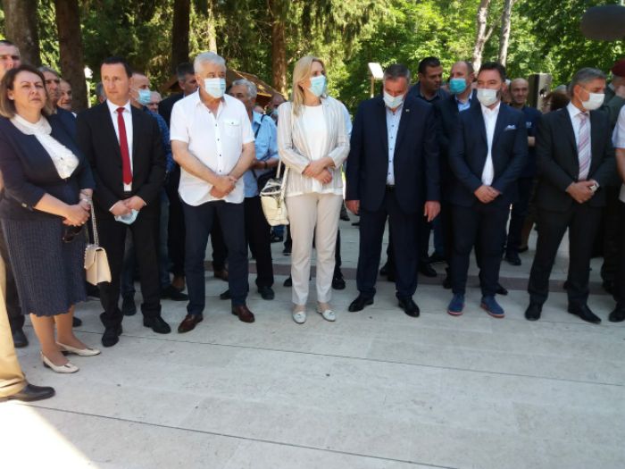 Časti i bruka žive dovijeka Časti i bruka žive dovijeka