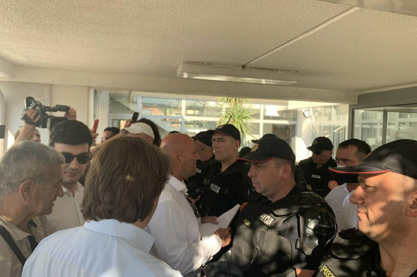 Kordon policije ispred zgrade Opštine Budva Kordon policije ispred zgrade Opštine Budva