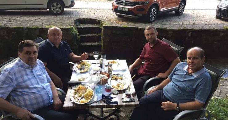 Adil Osmanović na ručku sa SNSD-ovim poslanikom: Na stolu meso, pomfrit i birački odbori Adil Osmanović na ručku sa SNSD-ovim poslanikom: Na stolu meso, pomfrit i birački odbori
