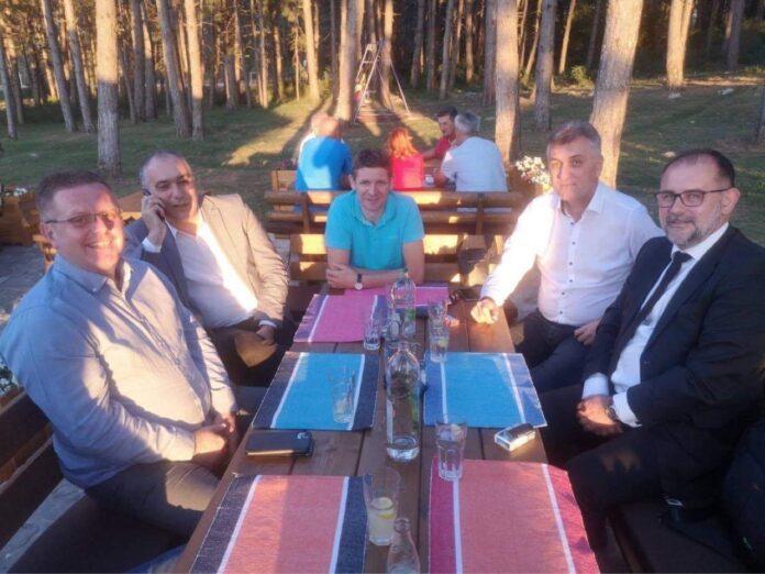 Potvrđeno pisanje Istoka: Ognjen Milinković zajednički kandidat SNSD i SDA za načelnika Gacka Potvrđeno pisanje Istoka: Ognjen Milinković zajednički kandidat SNSD i SDA za načelnika Gacka