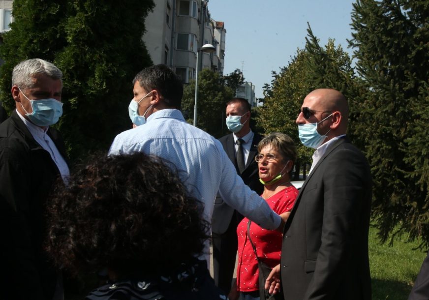 “Za koga je ratovao? Za koju državu?” – Incident prilikom polaganja vijenaca u Banjaluci (VIDEO) “Za koga je ratovao? Za koju državu?” – Incident prilikom polaganja vijenaca u Banjaluci (VIDEO)