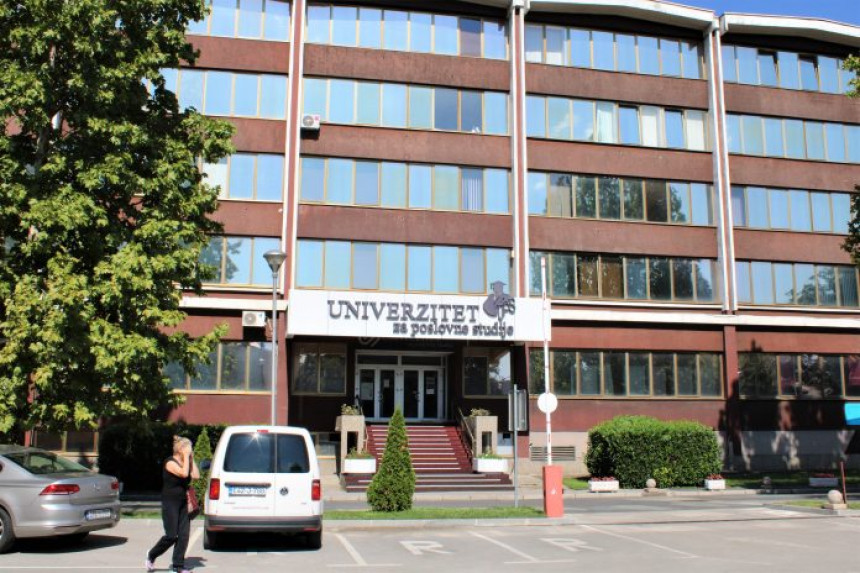 Univerzitet za poslovne studije radi bez akreditacije, na 3. spratu ples oko šipke, na 4. apartmani! Univerzitet za poslovne studije radi bez akreditacije, na 3. spratu ples oko šipke, na 4. apartmani!