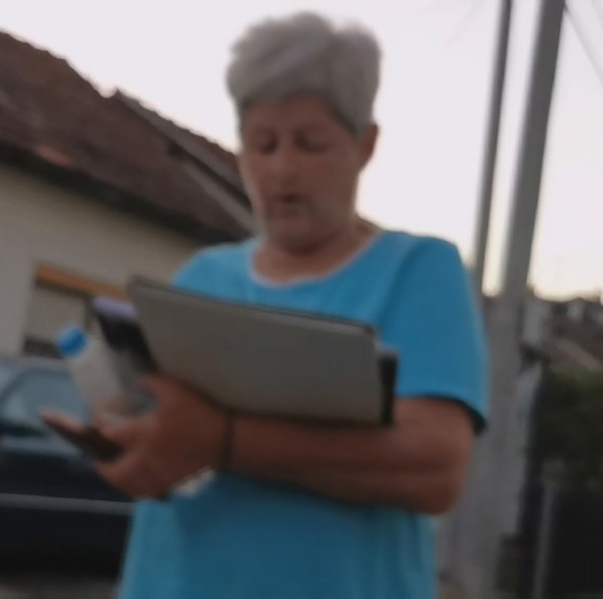 Oglasila se žena koja je skupljala glasove za SNSD, šokirana zbog reakcije javnosti (VIDEO) Oglasila se žena koja je skupljala glasove za SNSD, šokirana zbog reakcije javnosti (VIDEO)