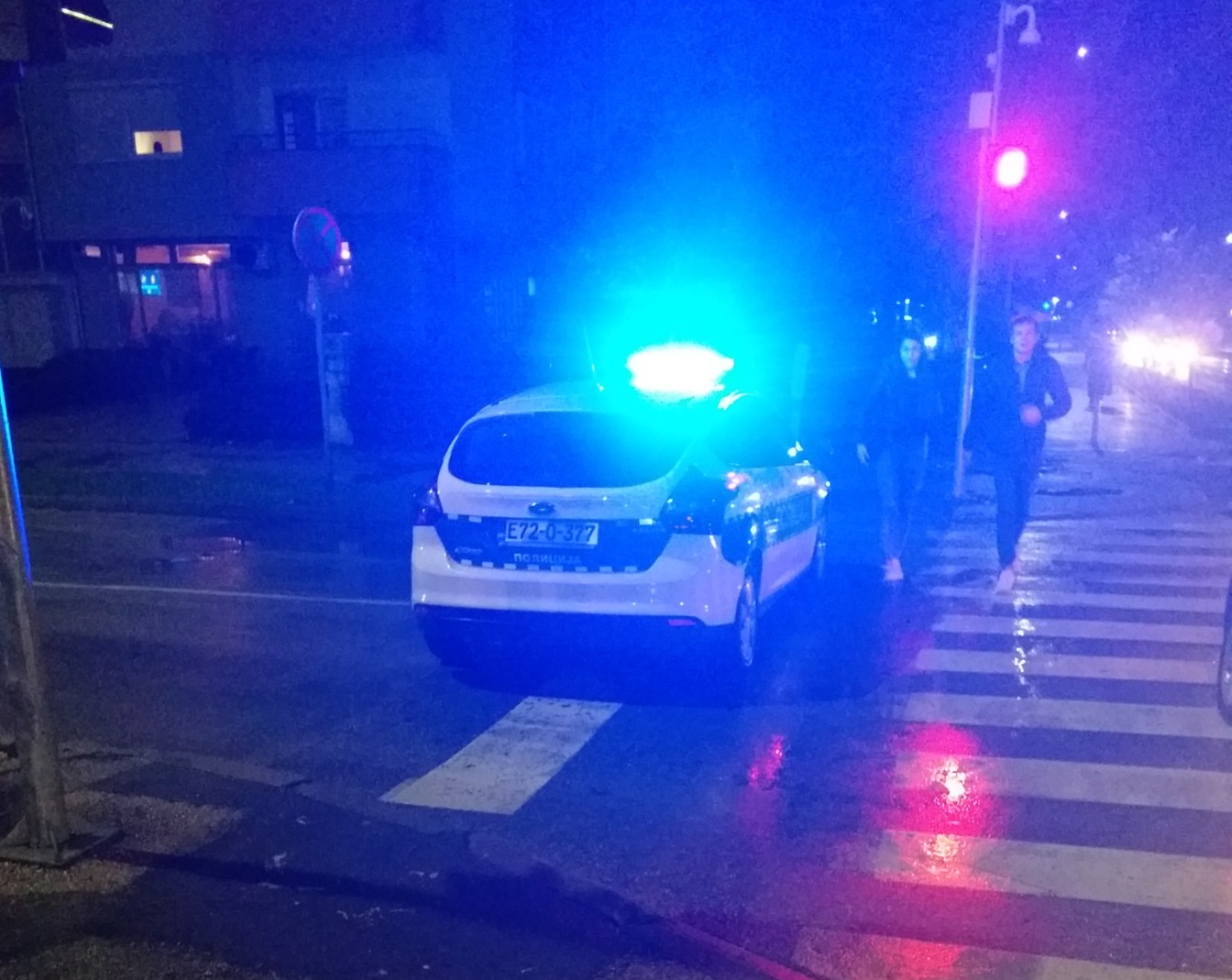 Policija blokirala ulicu da bi Tegeltija popio piće Policija blokirala ulicu da bi Tegeltija popio piće