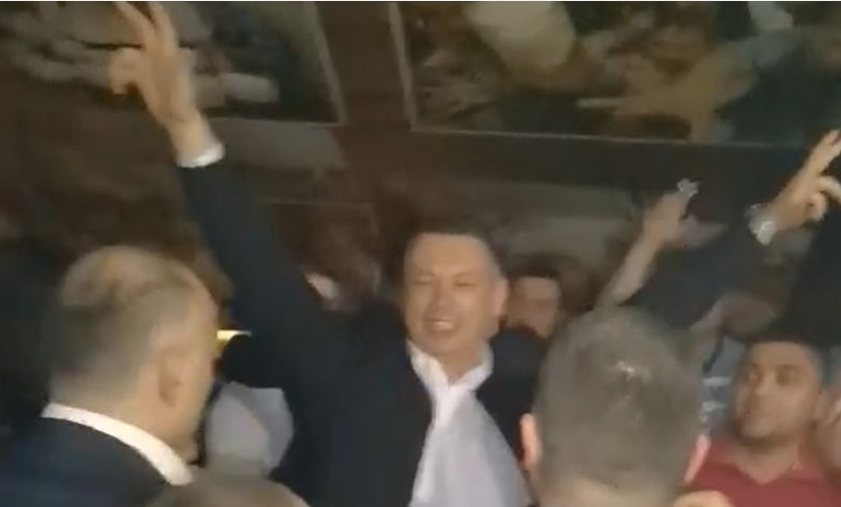 Nešić slavio razlaz sa Dodikom uz hit: Svaka bi fukara da ubije vuka Nešić slavio razlaz sa Dodikom uz hit: Svaka bi fukara da ubije vuka