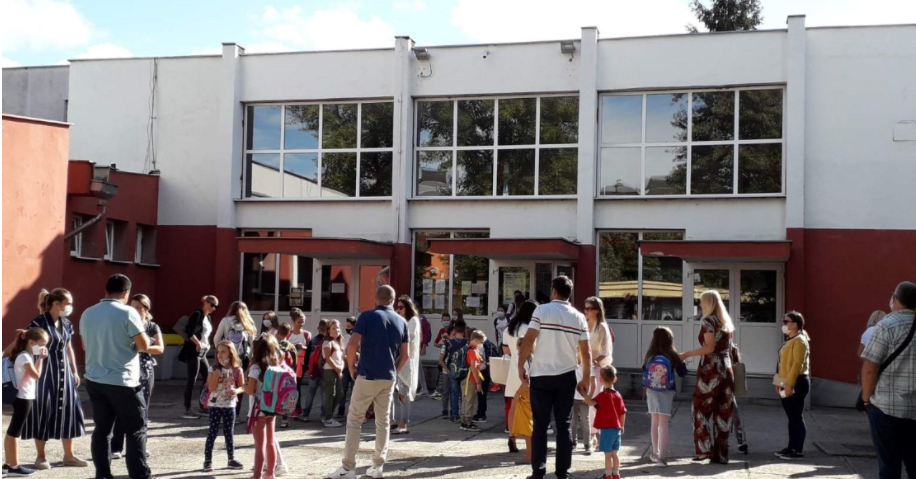 Nezadovoljstvo raste: Uz roditelje stali i prosvjetari, a građani Banjaluke danas organizuju protest Nezadovoljstvo raste: Uz roditelje stali i prosvjetari, a građani Banjaluke danas organizuju protest