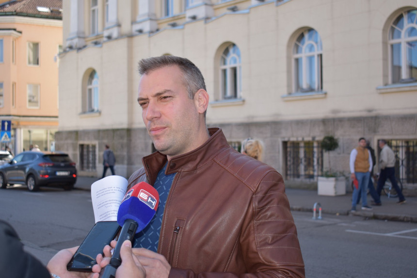 Radojičić glumi odgovornost, a sinoć krši mjere Radojičić glumi odgovornost, a sinoć krši mjere