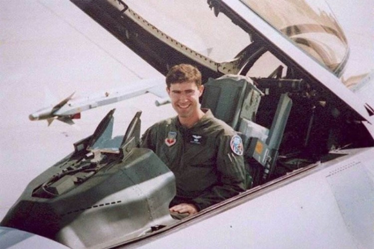 Američki pilot kojeg su Srbi oborili 1995. ulazi u Pentagon Američki pilot kojeg su Srbi oborili 1995. ulazi u Pentagon