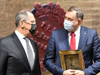 Rusija je bijesna, Dodik prestravljen: Umjesto da, po Ruskom nalogu, što hitnije ugasi aferu “Ikona”, koju su mu Rusi namjestili u akciji “Gvozdena njuška” kako bi ga kaznili, prestravljeni Dodik nastavlja da tone sve dublje, pri tom još teže ponižavajući i Lavrova i Rusiju Rusija je bijesna, Dodik prestravljen: Umjesto da, po Ruskom nalogu, što hitnije ugasi aferu “Ikona”, koju su mu Rusi namjestili u akciji “Gvozdena njuška” kako bi ga kaznili, prestravljeni Dodik nastavlja da tone sve dublje, pri tom još teže ponižavajući i Lavrova i Rusiju