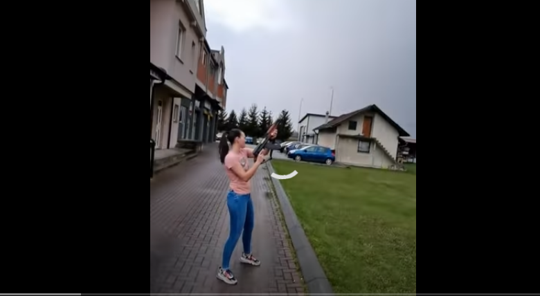 Pucala iz automatske puške na Badnji dan, pa ekspresno uhapšena (VIDEO) Pucala iz automatske puške na Badnji dan, pa ekspresno uhapšena (VIDEO)