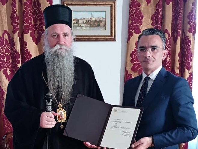 Episkopu Joanikiju priznanje za neumorni rad i borbu za odbranu svetinja Episkopu Joanikiju priznanje za neumorni rad i borbu za odbranu svetinja