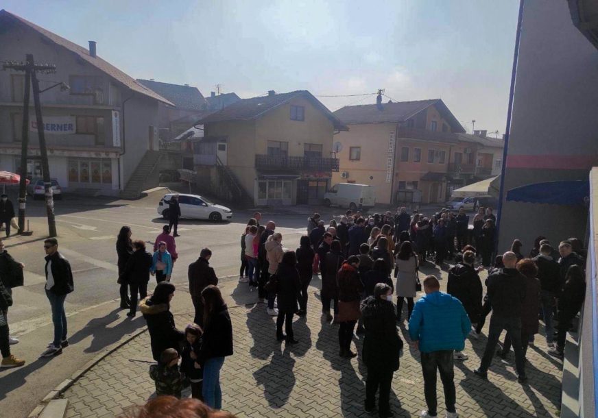Prnjavorčani nastavljaju proteste povodom presude Mujkiću Prnjavorčani nastavljaju proteste povodom presude Mujkiću