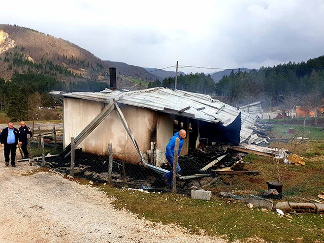 U Miljevini izgorjele barake porodice poginulog borca i udovice RVI (FOTO) U Miljevini izgorjele barake porodice poginulog borca i udovice RVI (FOTO)