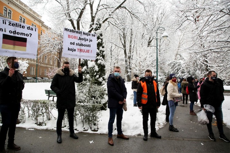 Protest studenata u Sarajevu: Gladni smo, pokušavaju nas utješiti krompirom Protest studenata u Sarajevu: Gladni smo, pokušavaju nas utješiti krompirom