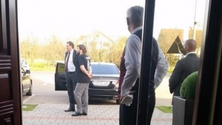 ŠOKANTNO: Dodik pokušava sopstveni novac posuditi Srpskoj koja će, isti njemu vraćati sa velikim kamatama?! ŠOKANTNO: Dodik pokušava sopstveni novac posuditi Srpskoj koja će, isti njemu vraćati sa velikim kamatama?!