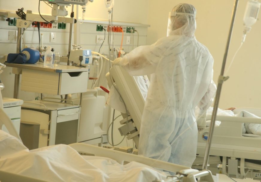 Dr Adžić o jezivoj situaciji s koronom: “Ljudi ostaju bez ruku i nogu, mlađi za tri dana završe na respiratoru” Dr Adžić o jezivoj situaciji s koronom: “Ljudi ostaju bez ruku i nogu, mlađi za tri dana završe na respiratoru”