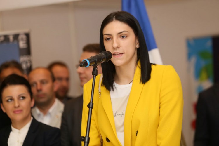 Tijana Bošković donirala 10.000 KM bilećkom udruženju “Vedar osmijeh” Tijana Bošković donirala 10.000 KM bilećkom udruženju “Vedar osmijeh”