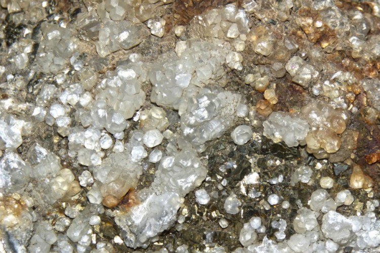 Srbija ima stotine milijardi evra u rezervama mineralnih sirovina Srbija ima stotine milijardi evra u rezervama mineralnih sirovina