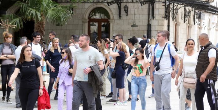 Veliki broj turista u gradu podno Leotara, među njima i poznate ličnosti Veliki broj turista u gradu podno Leotara, među njima i poznate ličnosti