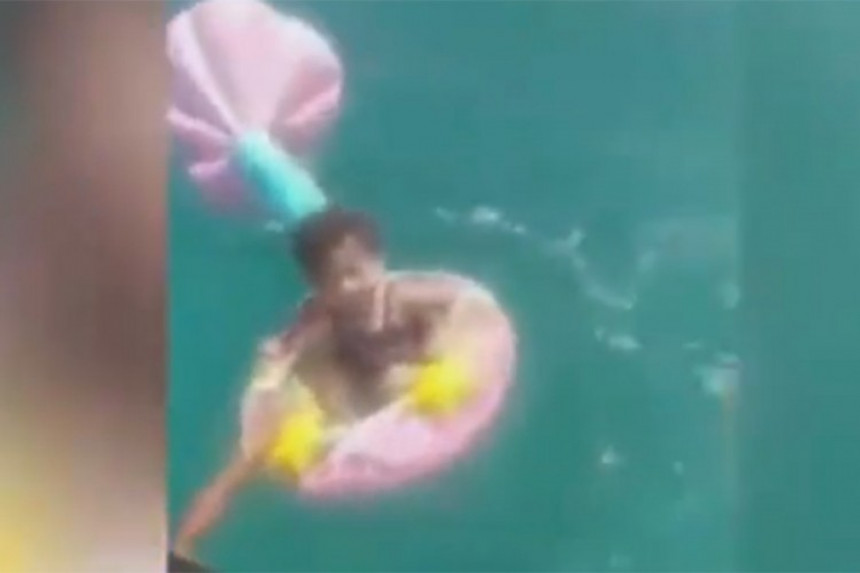 Snažan vjetar odnio bebu na pučinu (VIDEO) Snažan vjetar odnio bebu na pučinu (VIDEO)