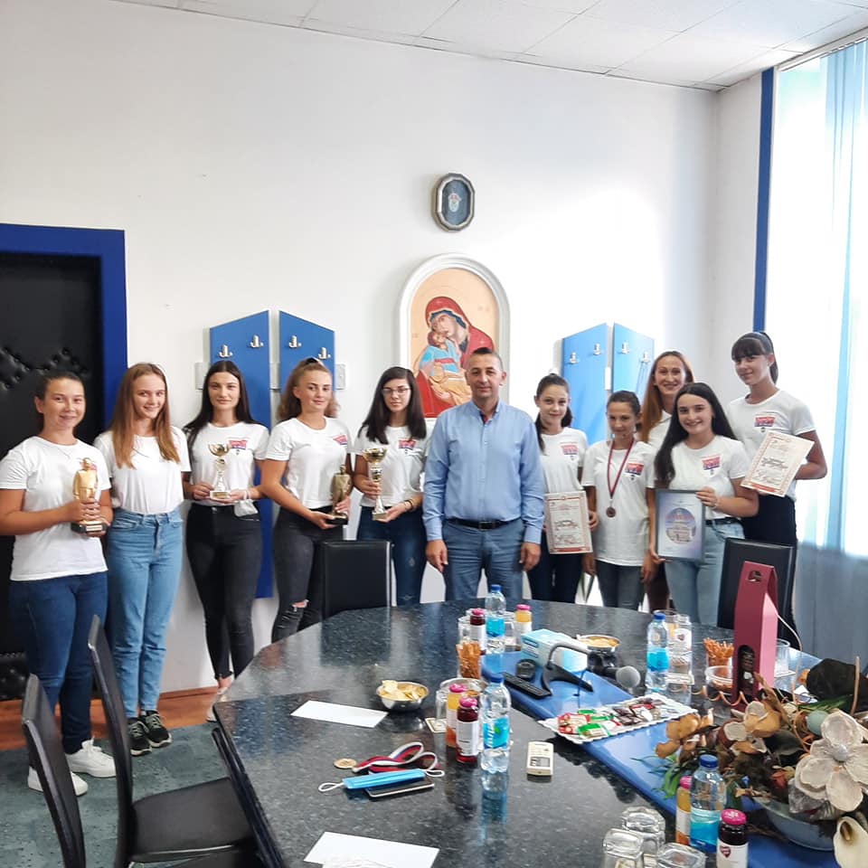 Prijem kod načelnika za nagrađene članice ženske pjevačke grupe KUD “Ljubinje” Prijem kod načelnika za nagrađene članice ženske pjevačke grupe KUD “Ljubinje”