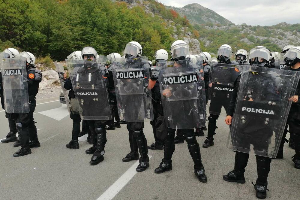 Patrijarh srpski krenuo na Cetinje, policija dala rok da se demontranti raziđu Patrijarh srpski krenuo na Cetinje, policija dala rok da se demontranti raziđu