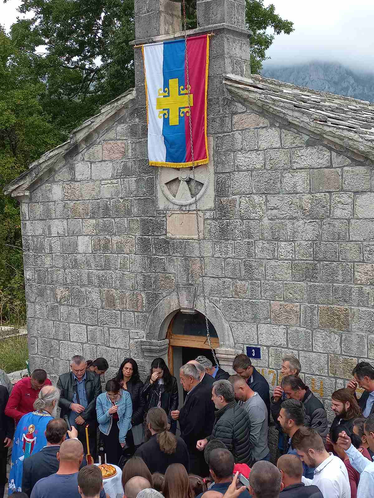 Bratsko sabranje u selu Orah u Pivi oko crkve Svetog Save na Malu Gospojinu Bratsko sabranje u selu Orah u Pivi oko crkve Svetog Save na Malu Gospojinu