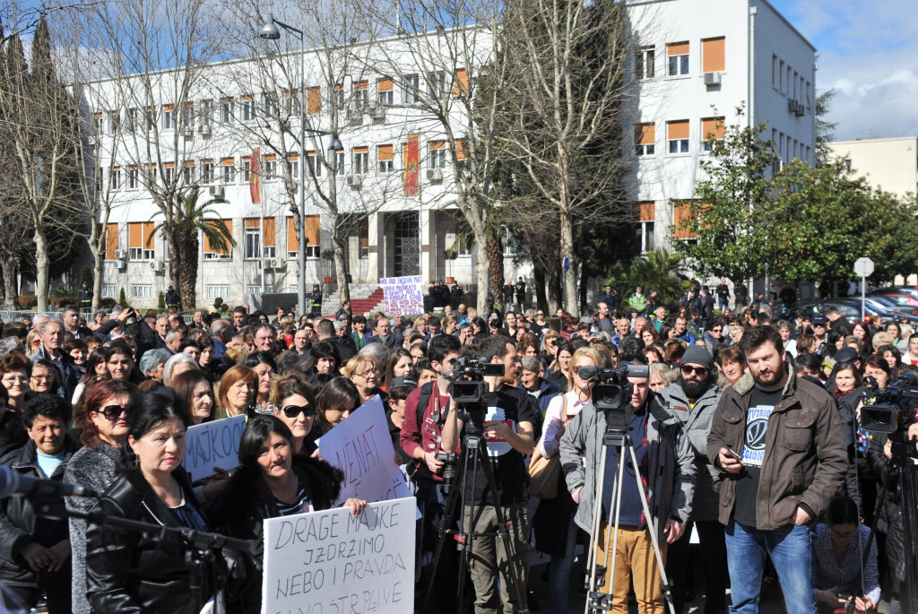 Zakon o naknadama po osnovu materinstva na čekanju, majke prijete protestima Zakon o naknadama po osnovu materinstva na čekanju, majke prijete protestima