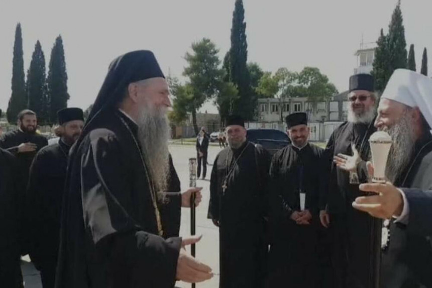 Joanikije dočekao patrijarha bratskim zagrljajem (VIDEO) Joanikije dočekao patrijarha bratskim zagrljajem (VIDEO)