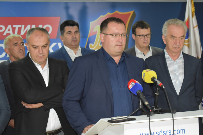 SDS će pokrenuti inicijativu za smjenu Ljubiše Ćosića SDS će pokrenuti inicijativu za smjenu Ljubiše Ćosića