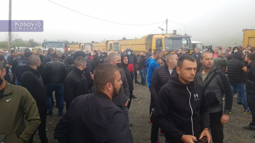 Građani blokirali Jarinje, Rosu traži da se raziđu (VIDEO) Građani blokirali Jarinje, Rosu traži da se raziđu (VIDEO)