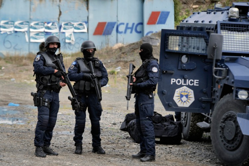 Kosovska policija uhapsila trojicu Srba zbog bilborda Kosovska policija uhapsila trojicu Srba zbog bilborda