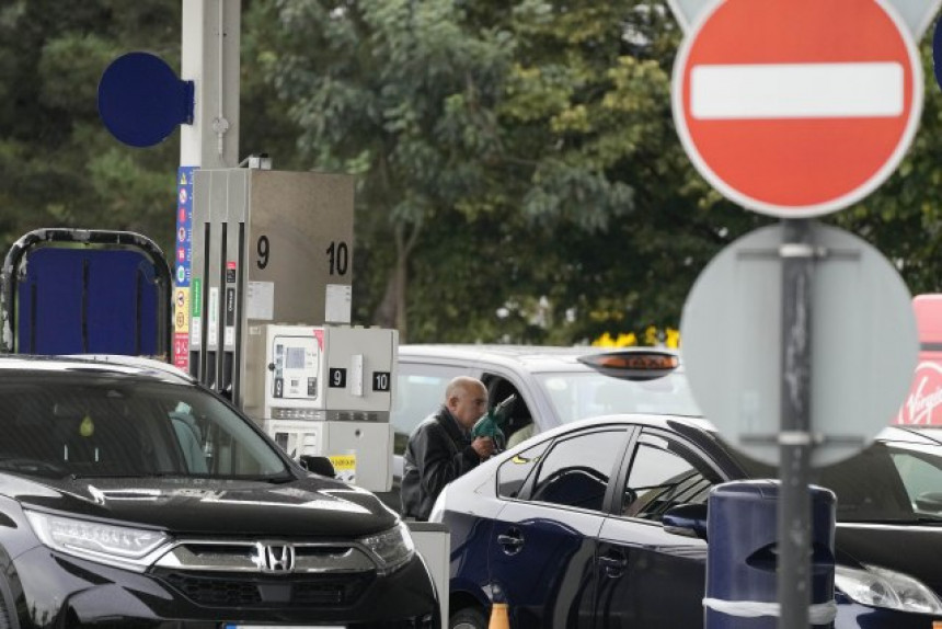 Tuče zbog goriva, prazne police, angažovana vojska Tuče zbog goriva, prazne police, angažovana vojska